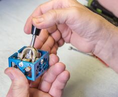 Van de duizendvoudig beproefde HBC-joystick tot de robuuste drukknop: We vertrouwen consequent op de eigen productie van onze bedieningselementen. Uit ervaring weten we immers het beste wat een goed bedieningselement is. HBC-accu's uit eigen productie overtuigen door hun prestaties en lange levensduur. Ze zijn robuust vervaardigd en uitermate geschikt voor dagelijks gebruik.