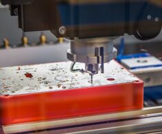 De CNC-bewerking van onze behuizingen vindt plaats in onze productie - aangepast aan uw toepassing en wensen! De modernste technologieën en bekwame medewerkers zorgen voor maximale precisie.