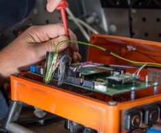 Snel, betrouwbaar, mobiel: Dat is onze eigen klantenservice en ter plaatse. Ervaren technici zorgen ervoor dat de standtijden bij onderhoud tot een minimum worden beperkt. En natuurlijk zijn ze ook graag bereid om al uw technische vragen te beantwoorden!