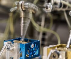 In onze afdeling kwaliteitwaarborg worden alle componenten en radiografische systemen grondig onderworpen aan intensieve duurzaamheidstests. Het programma omvat water-, UV- en druppelproeven, evenals warmte- en koudebestendigheidstesten. Wij onderwerpen onze bedieningselementen aan bijzonder strenge testprocedures onder extreme omstandigheden. Het resultaat zijn producten die ook na jaren van continu gebruik niets te wensen overlaten.