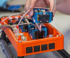 De montage van de elektronische en mechanische componenten tot een compleet HBC-radiografisch systeem vindt plaats in de eilandproductie. Hier wordt elk afgewerkt product opnieuw uitgebreid getest en na een succesvolle functietest verpakt. Wij produceren in drie productielijnen - om naast de beproefde standaard klantspecifieke oplossingen mogelijk te maken.