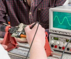 In der kaufmännischen Ausbildung durchläufst du verschiedenste Abteilungen von der Buchhaltung über den Einkauf bis zum Vertrieb. In der technischen Ausbildung stehen vor allem Elektronik und Mechanik auf dem Programm. Hier lernst du alle fertigenden Abteilungen im Detail kennen und erhältst in der Ausbildungswerkstatt theoretischen und praktischen Unterricht.